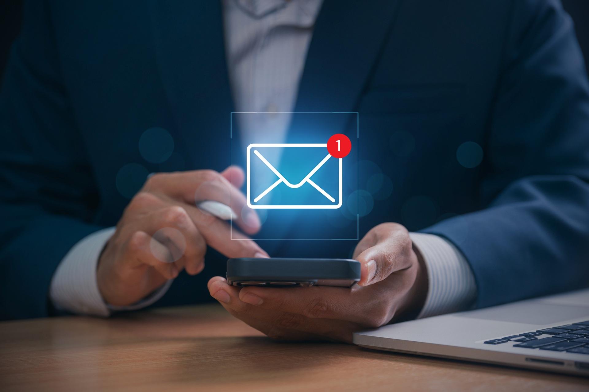Smartphone zeigt neue E-Mail an | Lektorat