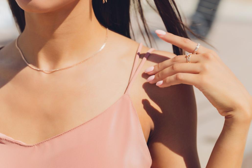 Frau mit filigranem Schmuck im Stil von Thomas Sabo – perfekter Begleiter für sommerliche Looks