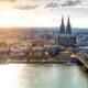 Panorama von Koeln mit Dom und Rhein – ideal fuer diskrete Treffen mit Escort Koeln