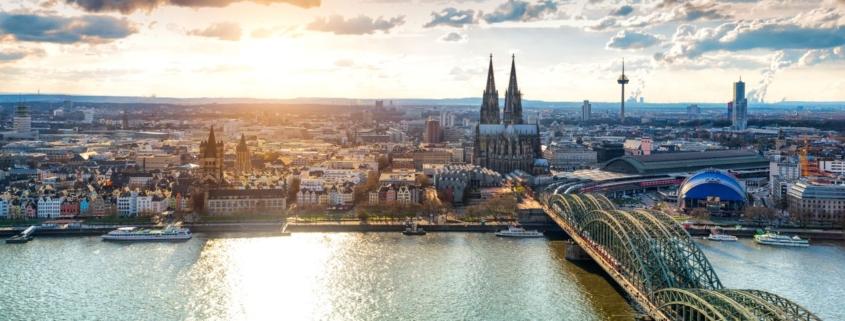 Panorama von Koeln mit Dom und Rhein – ideal fuer diskrete Treffen mit Escort Koeln