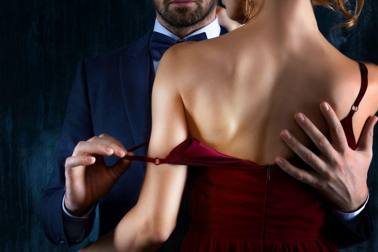 Nahaufnahme eines Paars in eleganter Kleidung – intime Szene mit Escort Koeln