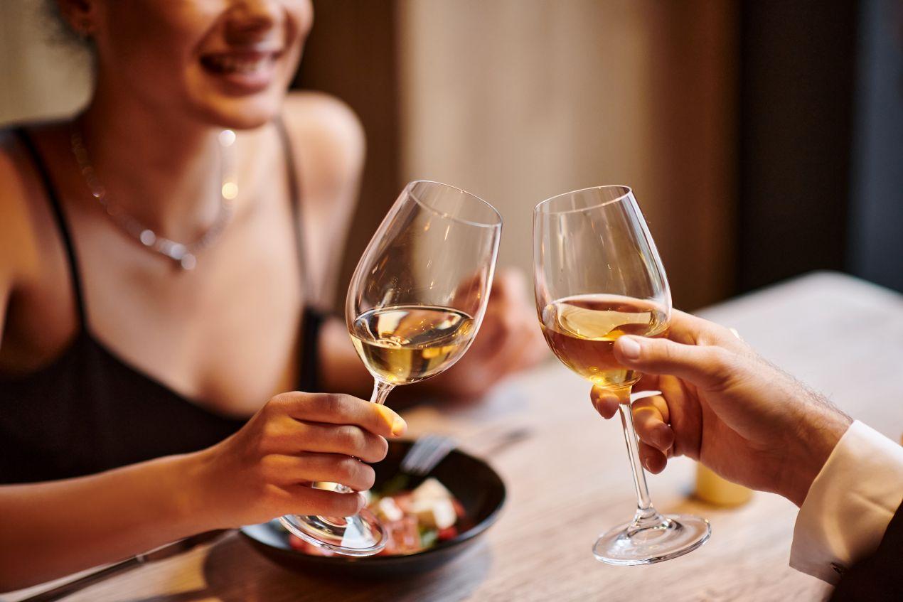 Elegantes Dinner mit stilvoller Begleitung in Koeln – Szene mit Escort Koeln beim Anstossen