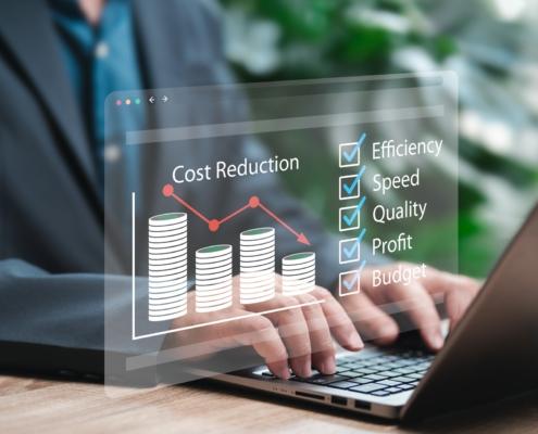 Laptop mit virtueller Checkliste zu Effizienz und Kosten | Frästeile