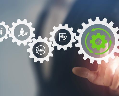 Symbolgrafik mit Zahnrädern zur Prozessoptimierung | Montageanlage