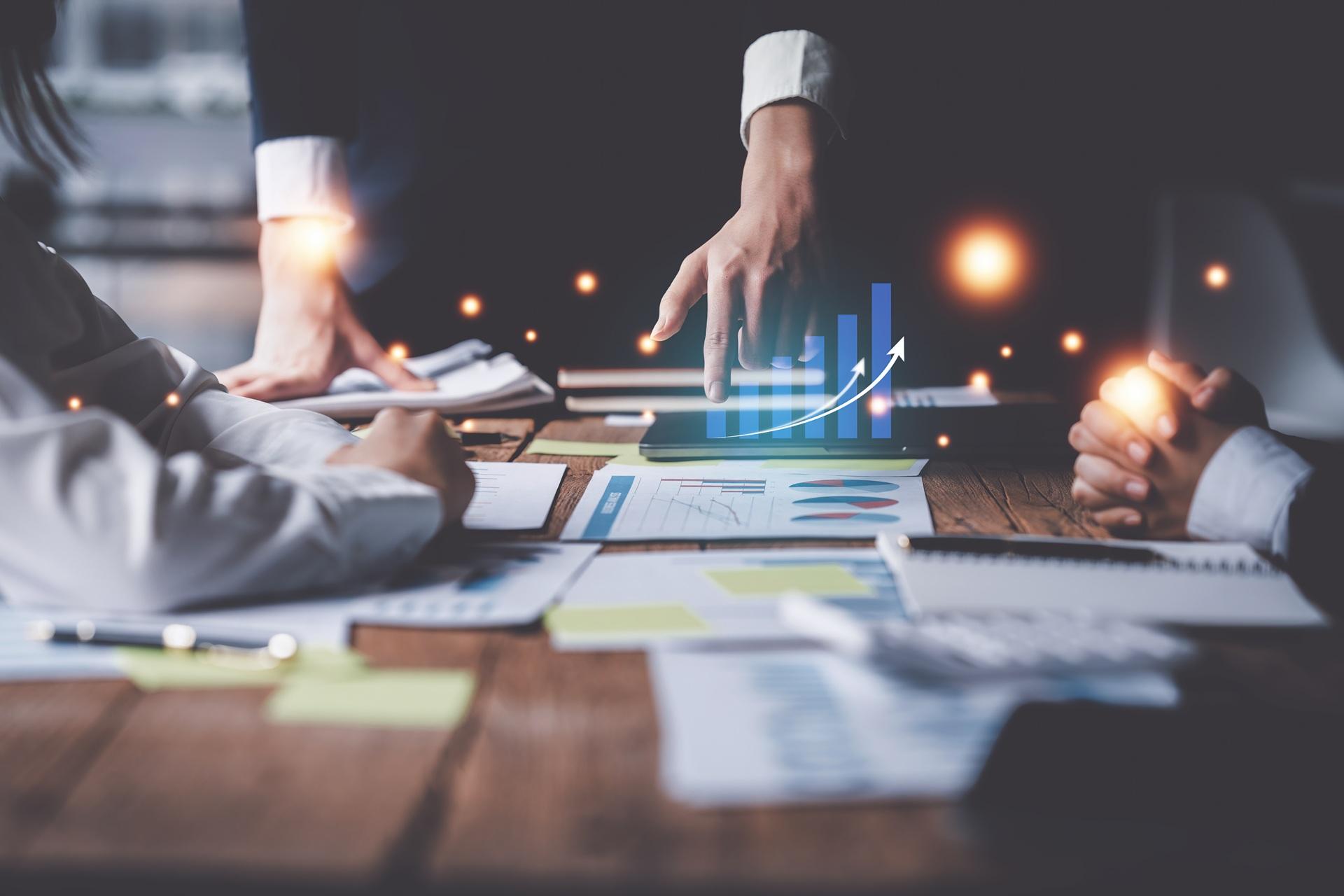 Team analysiert Diagramme und Geschäftsdaten | Büroservice Preise