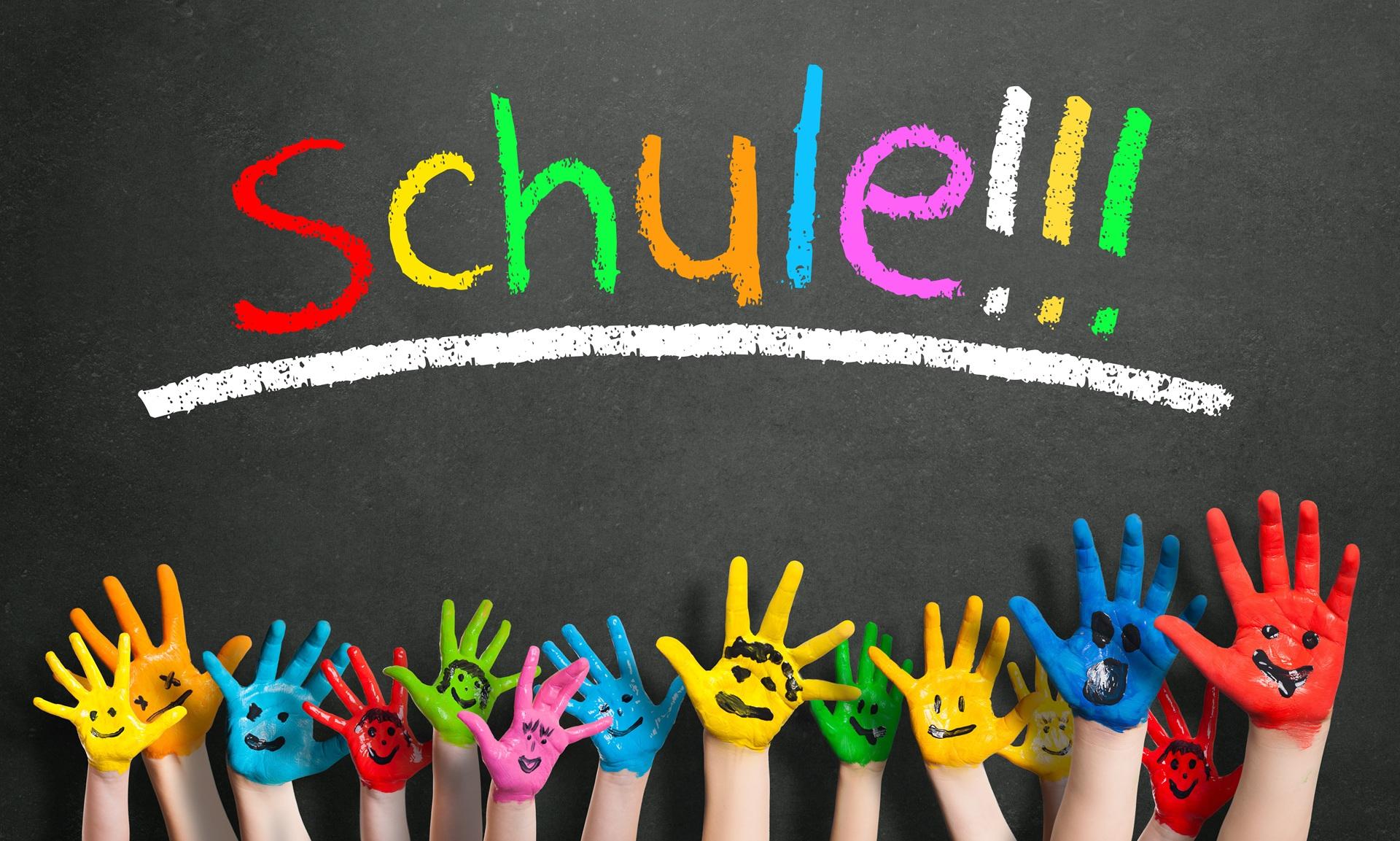 Bunte Kinderhände unter dem Wort 'Schule!!!' | Grundschule Berlin