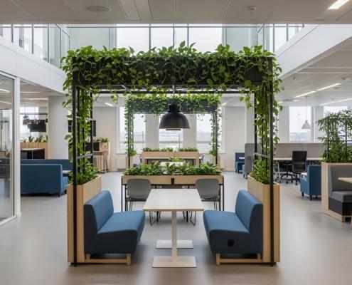 Helles Großraumbüro mit vielen grünen Elementen und Raumteilern | Wand aus Moos
